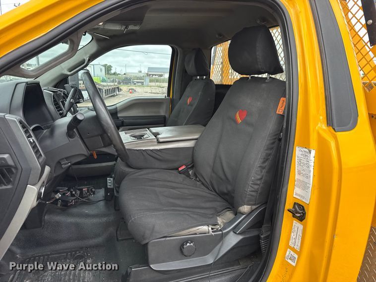image for item ET6287 2020 Ford F350 utility bed pickup truck