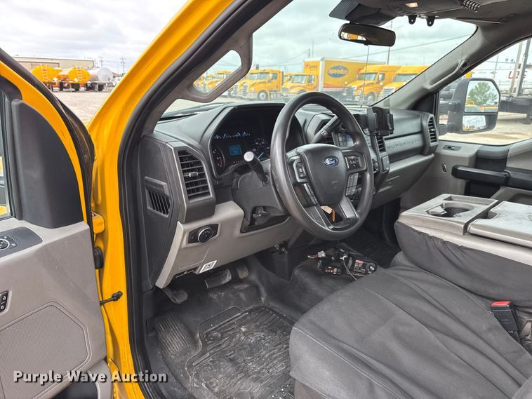image for item ET6287 2020 Ford F350 utility bed pickup truck