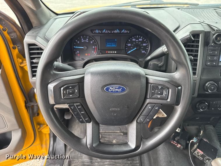 image for item ET6287 2020 Ford F350 utility bed pickup truck