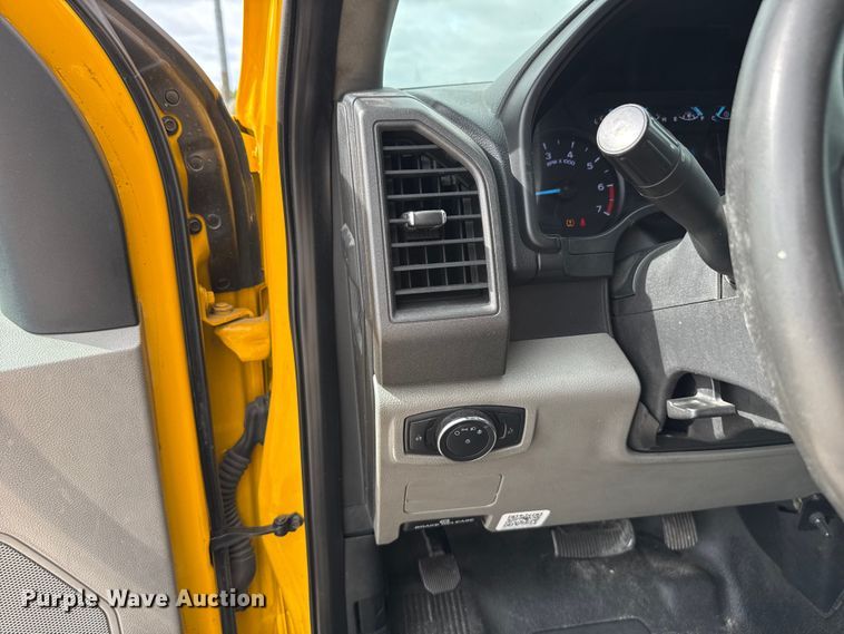 image for item ET6287 2020 Ford F350 utility bed pickup truck