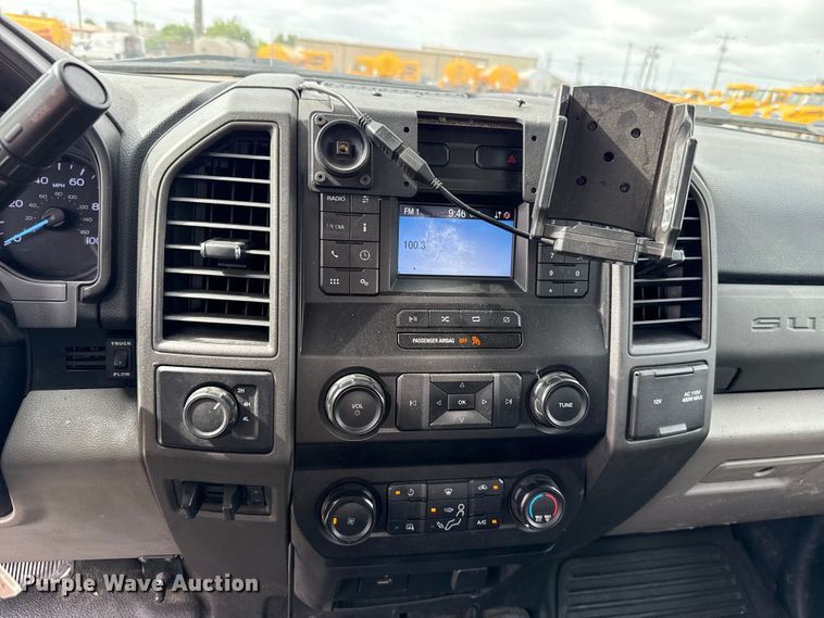 image for item ET6287 2020 Ford F350 utility bed pickup truck
