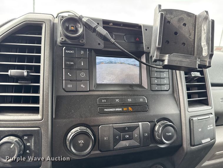 image for item ET6287 2020 Ford F350 utility bed pickup truck