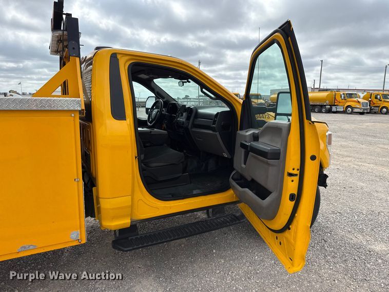 image for item ET6287 2020 Ford F350 utility bed pickup truck