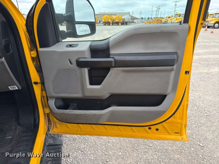 image for item ET6287 2020 Ford F350 utility bed pickup truck