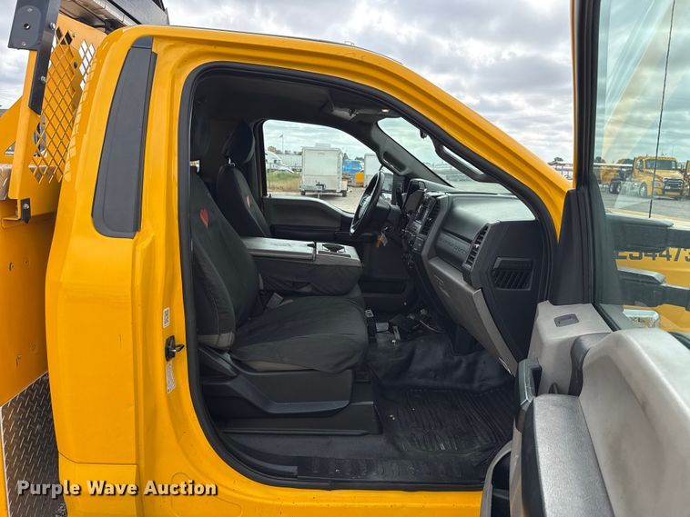 image for item ET6287 2020 Ford F350 utility bed pickup truck
