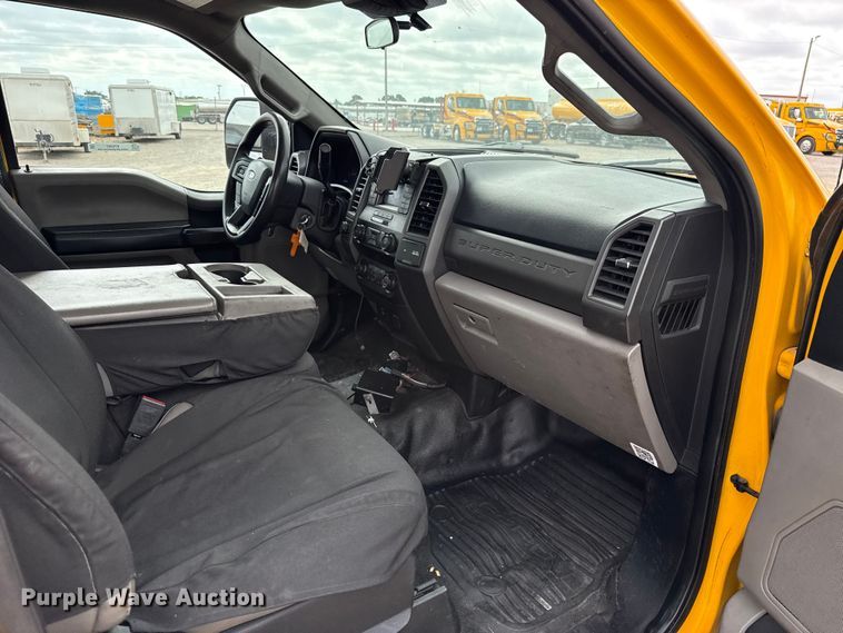 image for item ET6287 2020 Ford F350 utility bed pickup truck