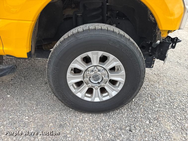 image for item ET6287 2020 Ford F350 utility bed pickup truck