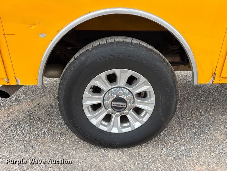image for item ET6287 2020 Ford F350 utility bed pickup truck