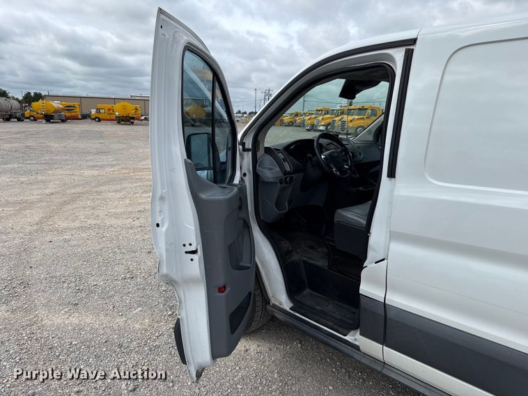 image for item ET6288 2017 Ford Transit 150 van