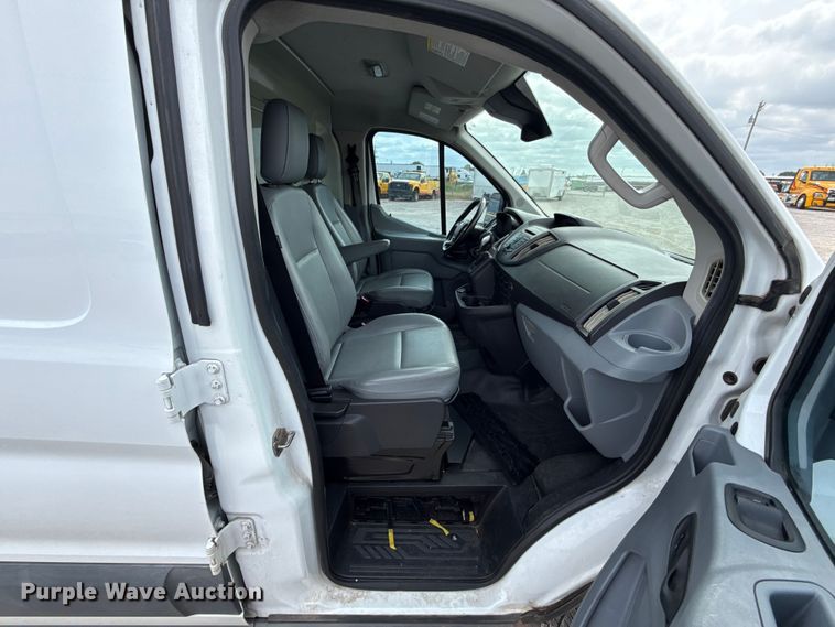 image for item ET6288 2017 Ford Transit 150 van