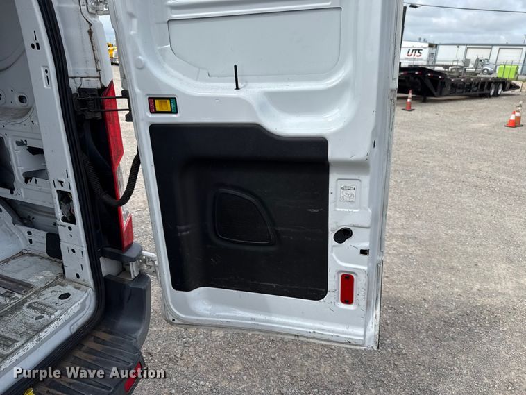 image for item ET6288 2017 Ford Transit 150 van