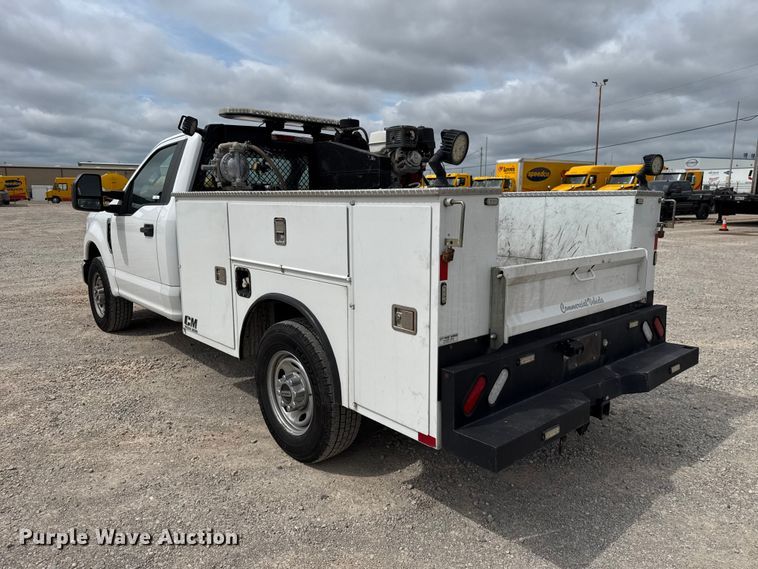 image for item ET6290 2021 Ford F350 Super Duty utility bed pickup truck