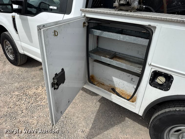 image for item ET6290 2021 Ford F350 Super Duty utility bed pickup truck