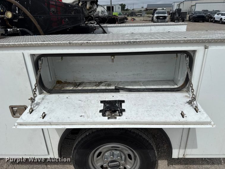 image for item ET6290 2021 Ford F350 Super Duty utility bed pickup truck