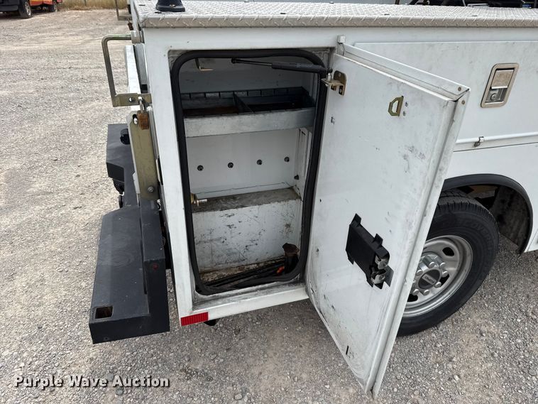 image for item ET6290 2021 Ford F350 Super Duty utility bed pickup truck