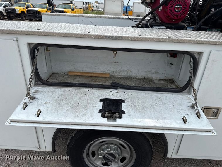 image for item ET6290 2021 Ford F350 Super Duty utility bed pickup truck