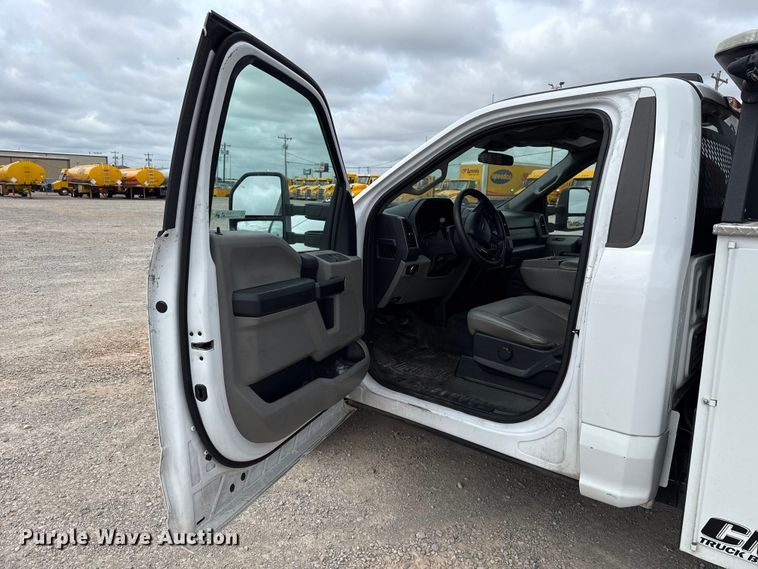image for item ET6290 2021 Ford F350 Super Duty utility bed pickup truck
