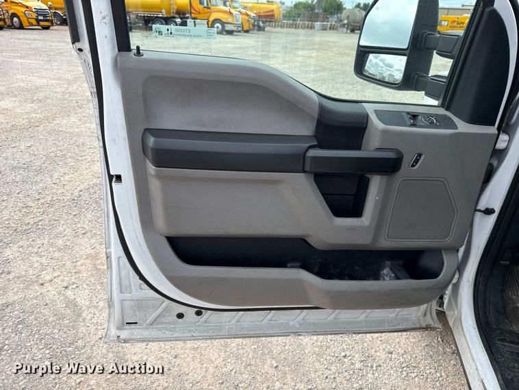 image for item ET6290 2021 Ford F350 Super Duty utility bed pickup truck