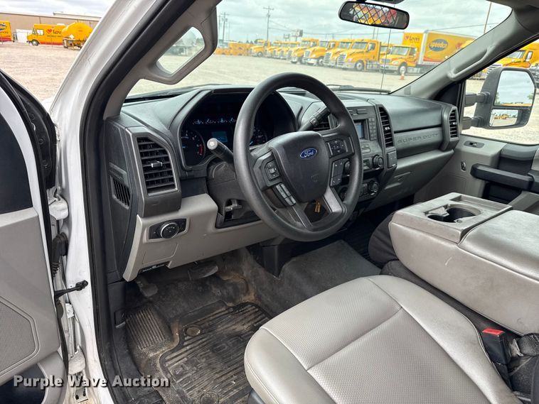 image for item ET6290 2021 Ford F350 Super Duty utility bed pickup truck