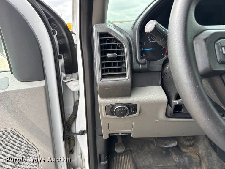 image for item ET6290 2021 Ford F350 Super Duty utility bed pickup truck