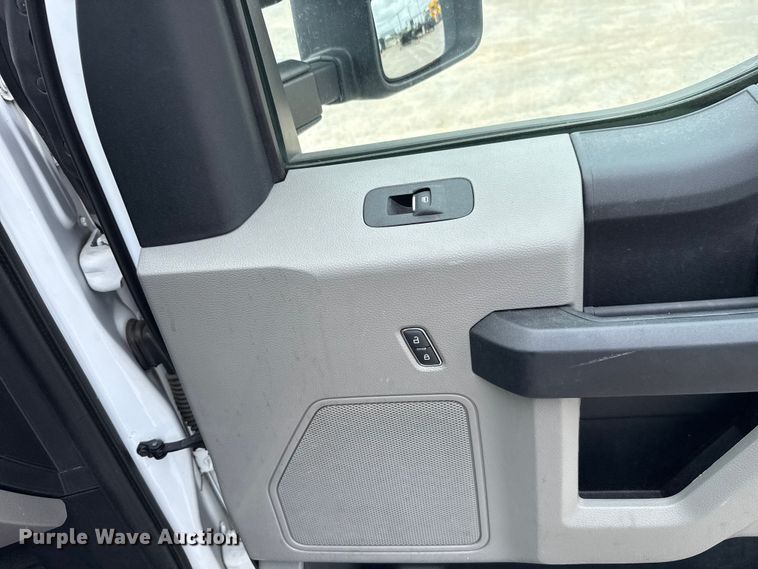 image for item ET6290 2021 Ford F350 Super Duty utility bed pickup truck