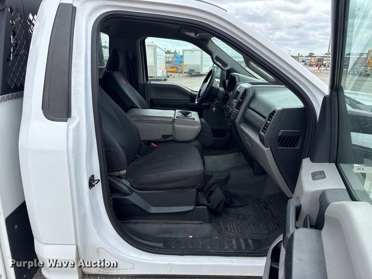 image for item ET6290 2021 Ford F350 Super Duty utility bed pickup truck