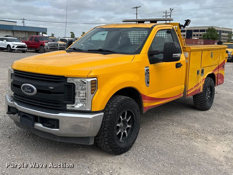 2018 Ford F350 Super Duty utility bed pickup truck