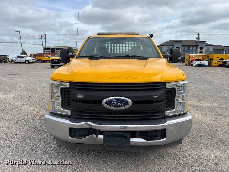 image for item ET6291 2018 Ford F350 Super Duty utility bed pickup truck