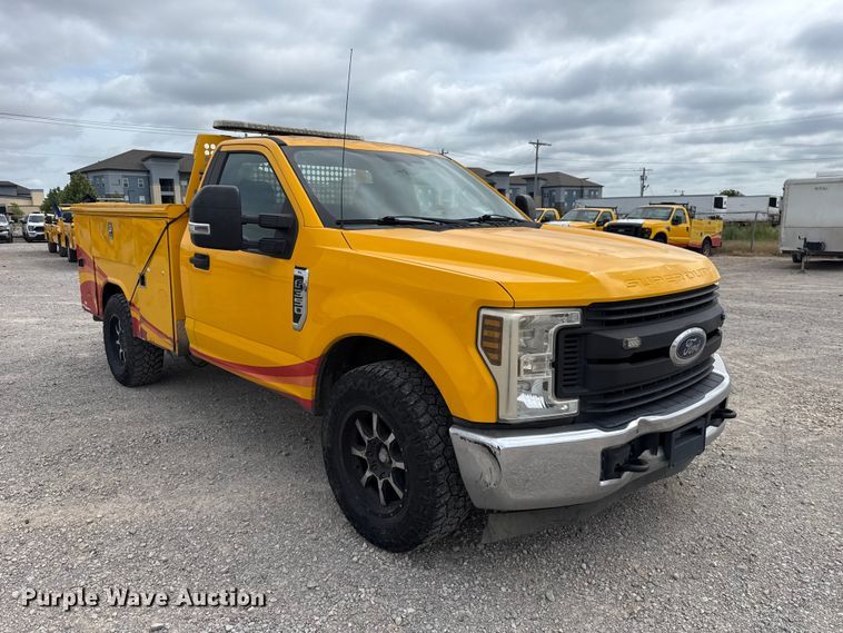 image for item ET6291 2018 Ford F350 Super Duty utility bed pickup truck