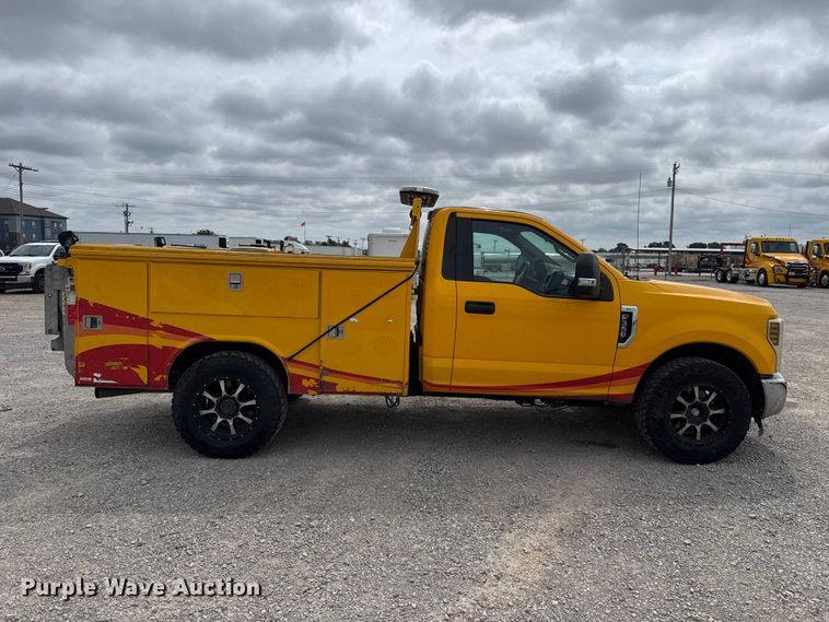 image for item ET6291 2018 Ford F350 Super Duty utility bed pickup truck