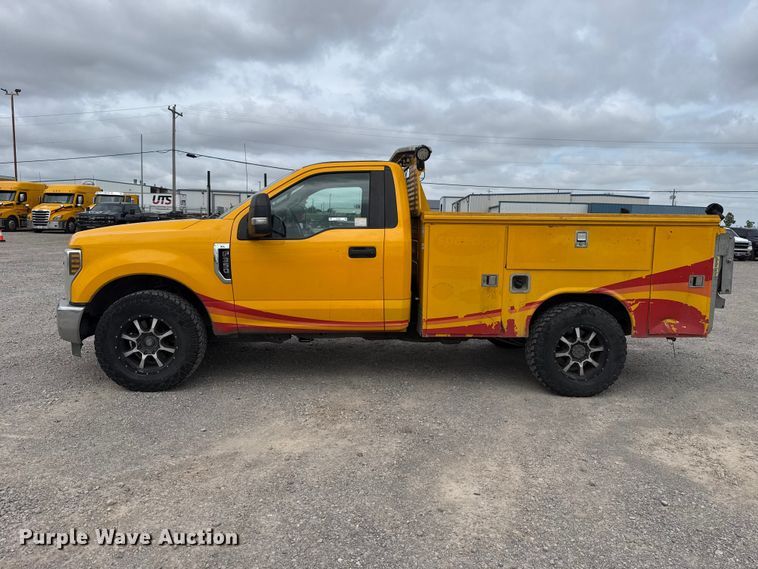 image for item ET6291 2018 Ford F350 Super Duty utility bed pickup truck