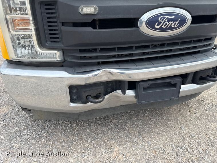 image for item ET6291 2018 Ford F350 Super Duty utility bed pickup truck