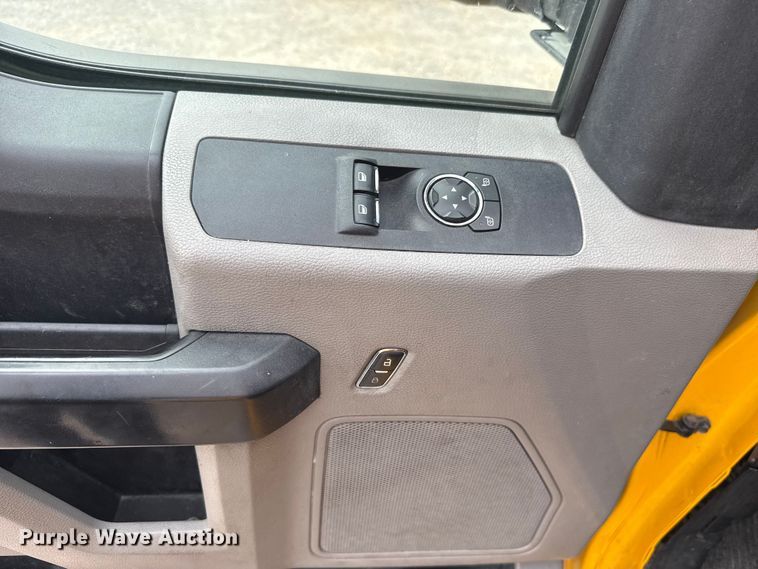 image for item ET6291 2018 Ford F350 Super Duty utility bed pickup truck