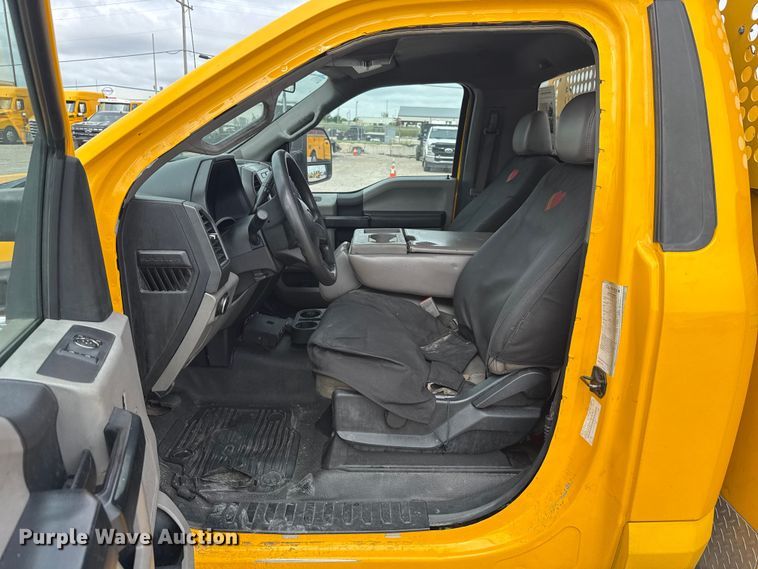 image for item ET6291 2018 Ford F350 Super Duty utility bed pickup truck