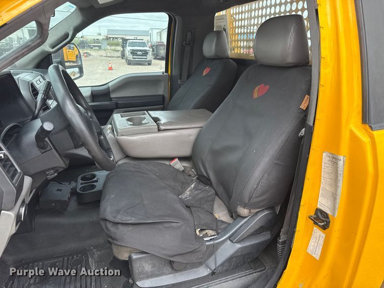 image for item ET6291 2018 Ford F350 Super Duty utility bed pickup truck