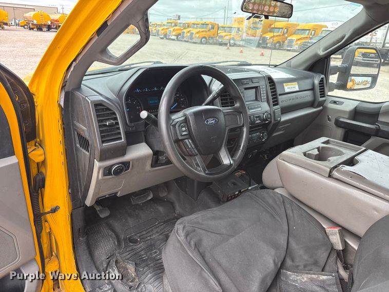 image for item ET6291 2018 Ford F350 Super Duty utility bed pickup truck