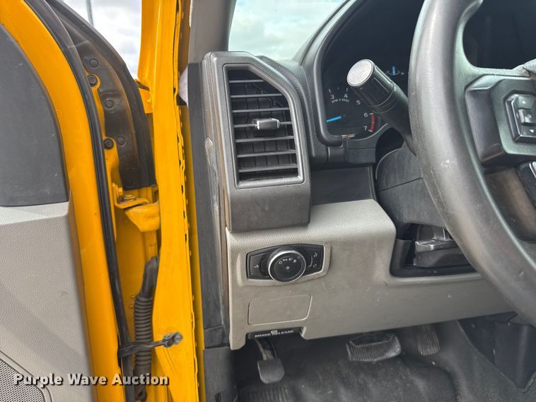 image for item ET6291 2018 Ford F350 Super Duty utility bed pickup truck