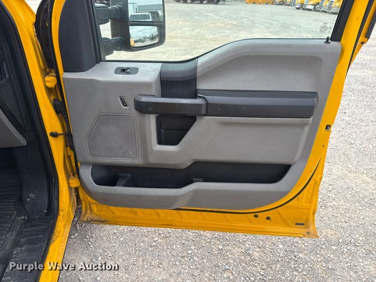 image for item ET6291 2018 Ford F350 Super Duty utility bed pickup truck