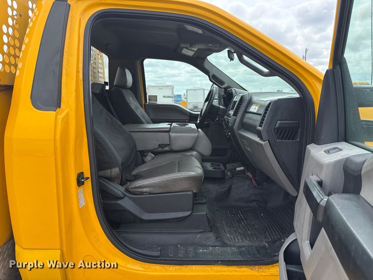 image for item ET6291 2018 Ford F350 Super Duty utility bed pickup truck