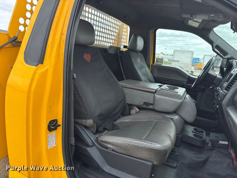 image for item ET6291 2018 Ford F350 Super Duty utility bed pickup truck