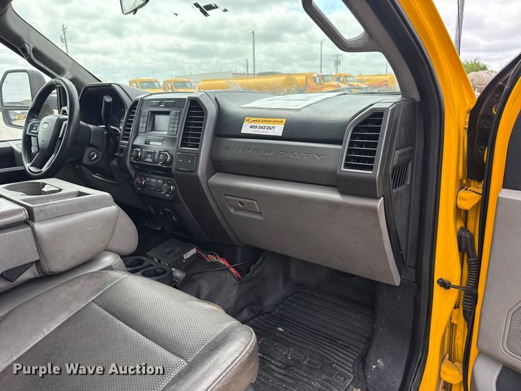 image for item ET6291 2018 Ford F350 Super Duty utility bed pickup truck