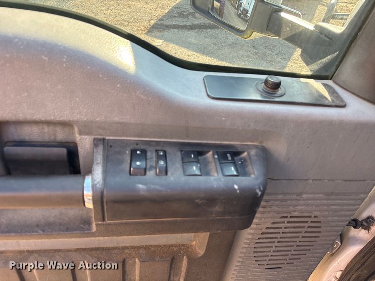 image for item EU0596 2011 Ford F350 Super Duty Crew Cab pickup truck