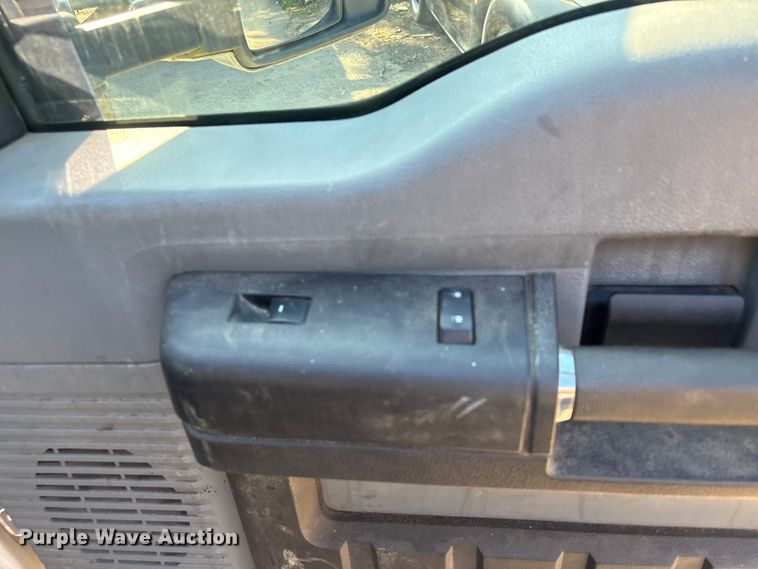 image for item EU0596 2011 Ford F350 Super Duty Crew Cab pickup truck