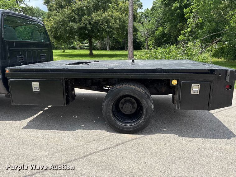 image for item EU0633 1999 Ford F550 Super Duty flatbed truck