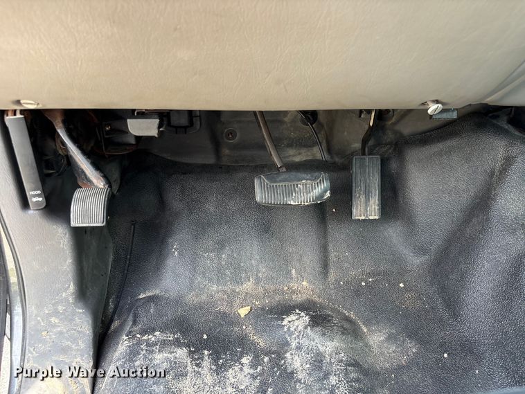 image for item EU0633 1999 Ford F550 Super Duty flatbed truck