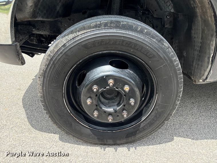 image for item EU0633 1999 Ford F550 Super Duty flatbed truck