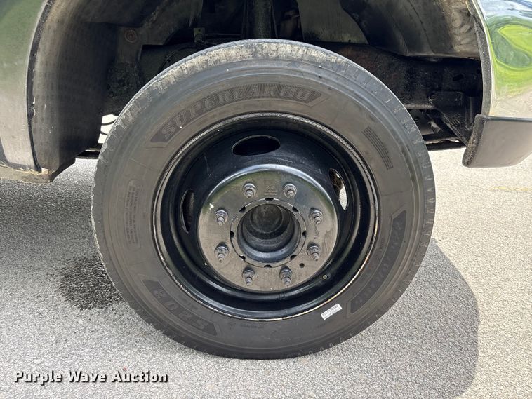 image for item EU0633 1999 Ford F550 Super Duty flatbed truck