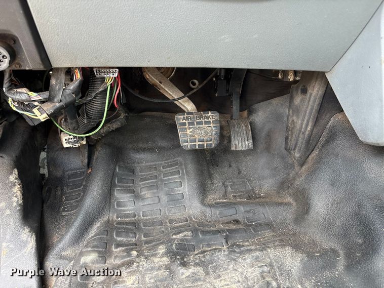 image for item EU0634 2011 Ford F750 utility / service truck