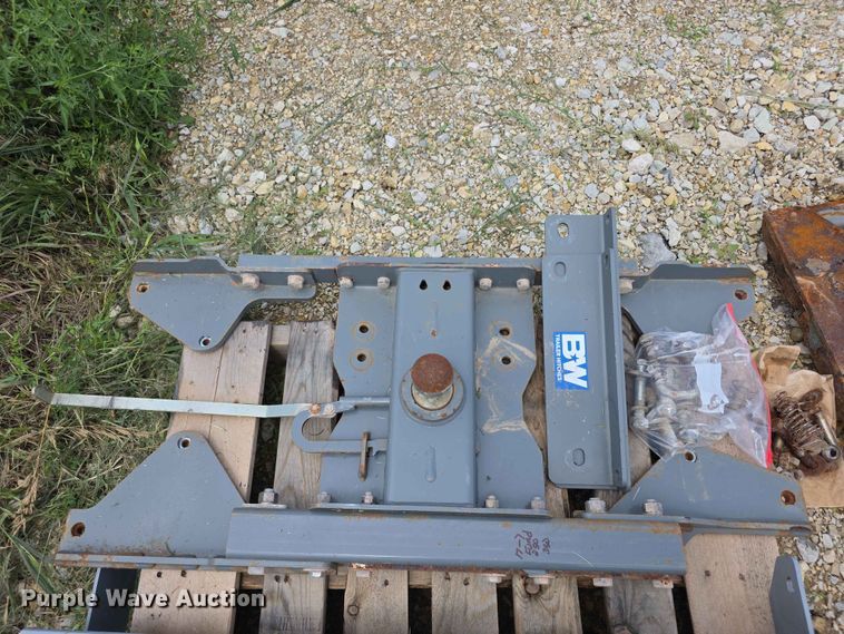 image for item EV2190 (2) Gooseneck hitches