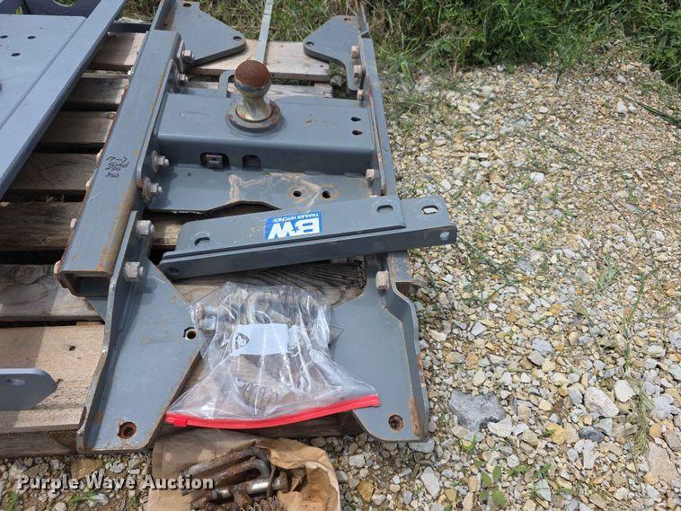 image for item EV2190 (2) Gooseneck hitches